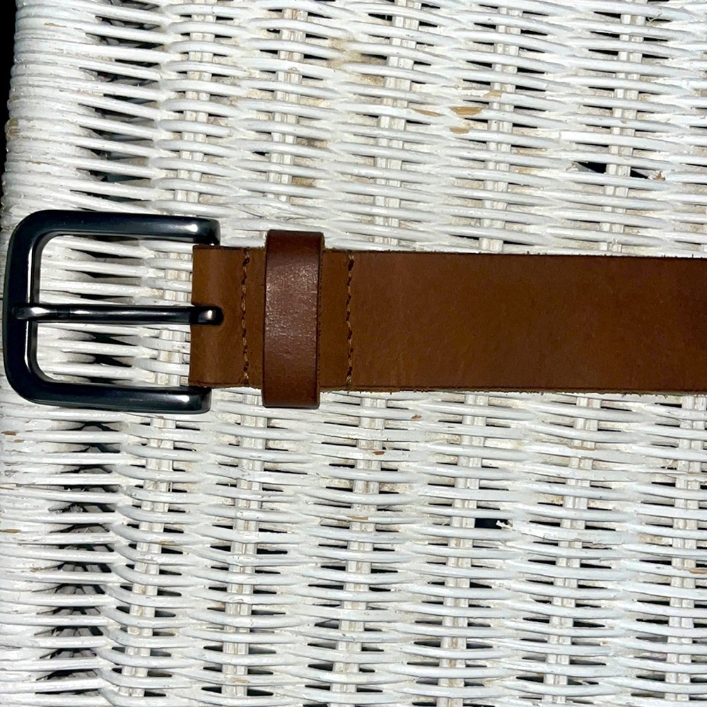 Timberland genuine leather belt size 40. Worm but in great shape.